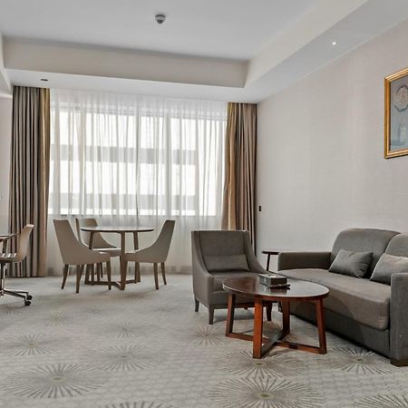 Holiday Suites Al Aziziah Mekka Kültér fotó A room at the hotel