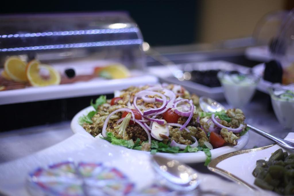 Holiday Suites Al Aziziah Mekka Kültér fotó A plate of tabouleh salad