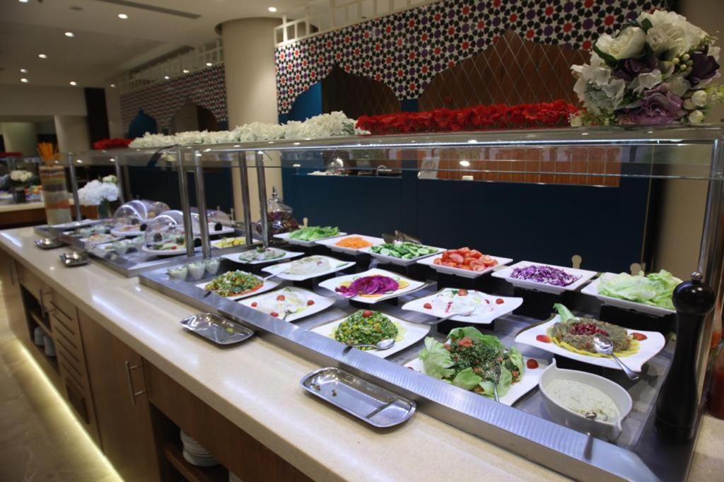 Holiday Suites Al Aziziah Mekka Kültér fotó A buffet at a luxury hotel in Antalya, Turkey