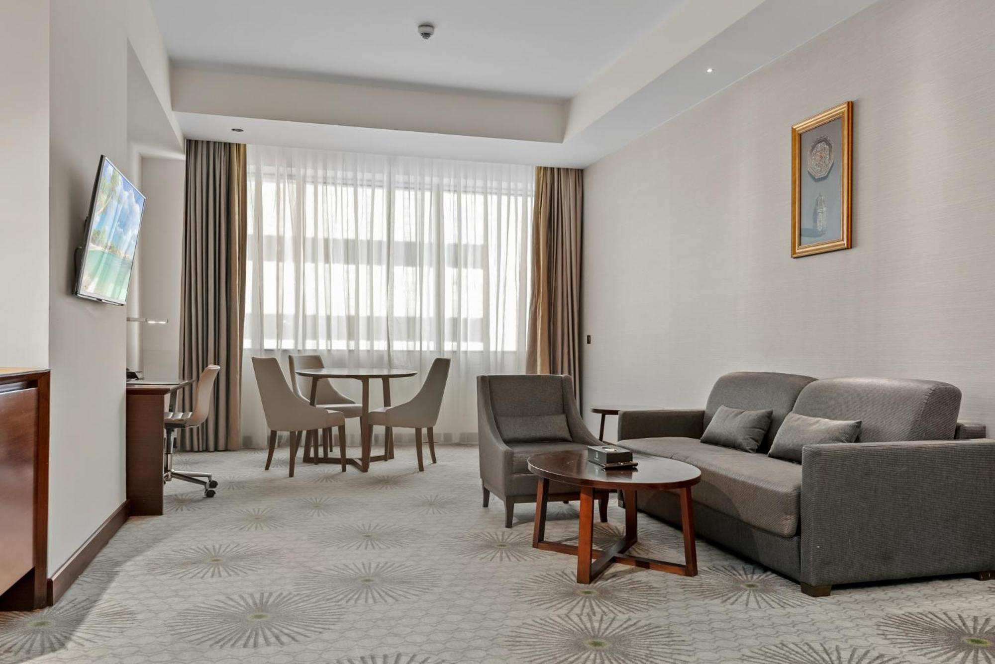 Holiday Suites Al Aziziah Mekka Kültér fotó A room at the hotel