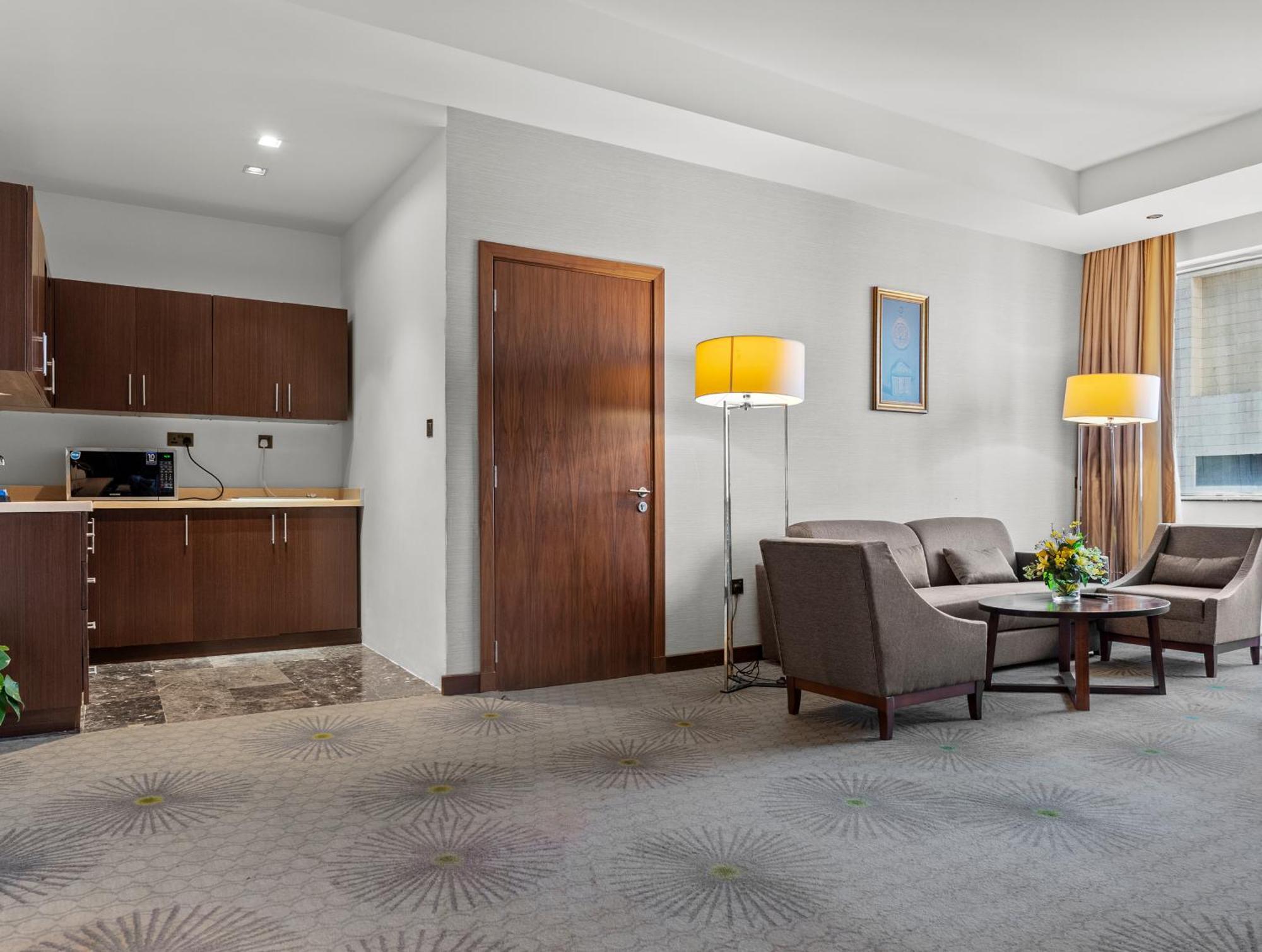 Holiday Suites Al Aziziah Mekka Kültér fotó A room at the hotel