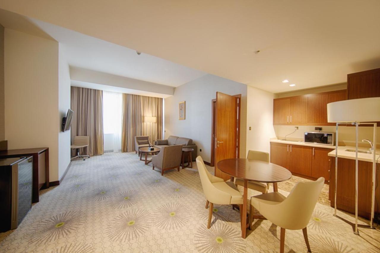 Holiday Suites Al Aziziah Mekka Kültér fotó A room at the hotel