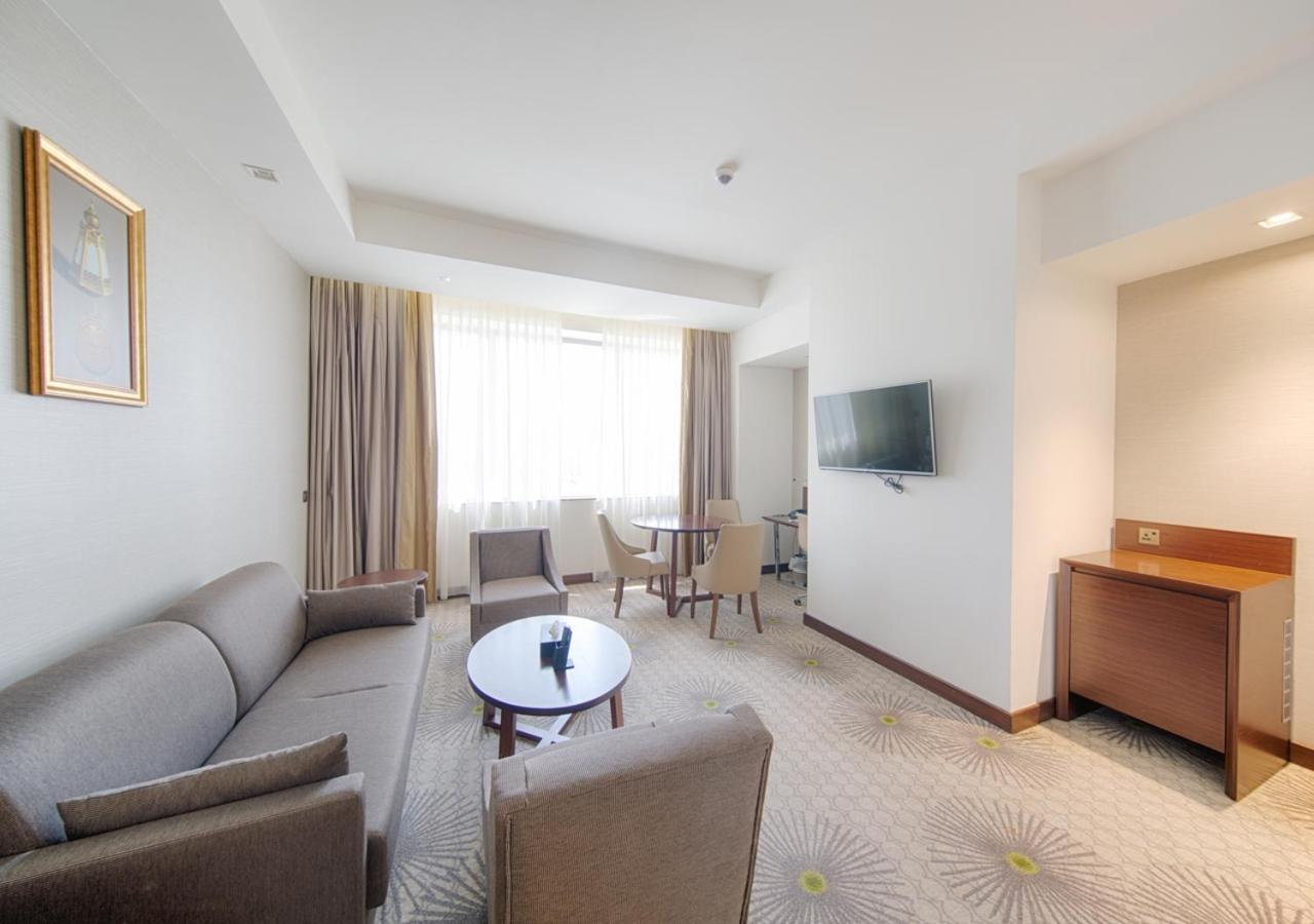 Holiday Suites Al Aziziah Mekka Kültér fotó A room at the hotel