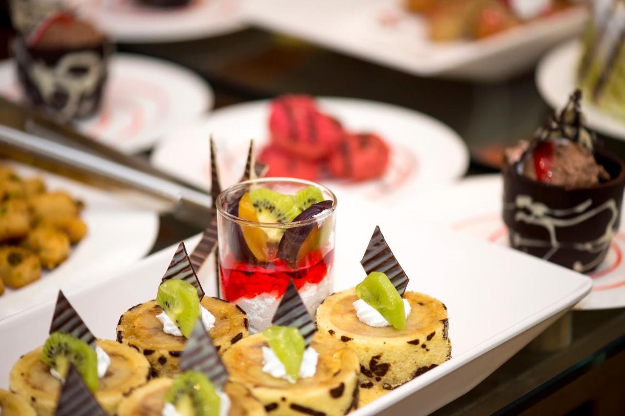 Holiday Suites Al Aziziah Mekka Kültér fotó A buffet at a luxury hotel