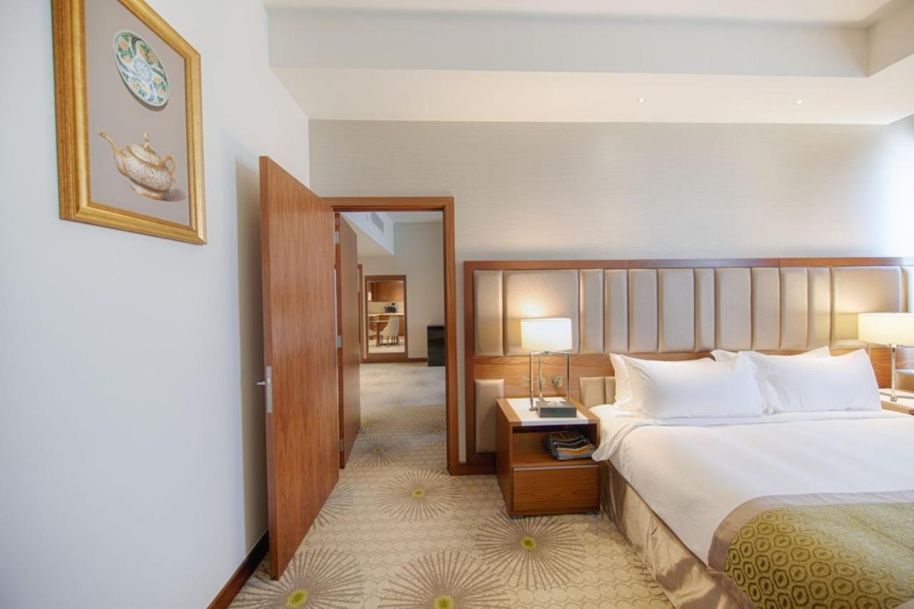 Holiday Suites Al Aziziah Mekka Kültér fotó A room at the hotel