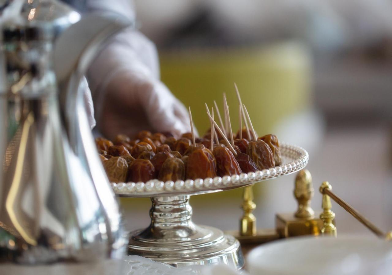 Holiday Suites Al Aziziah Mekka Kültér fotó Dates are a traditional food in the Middle East.