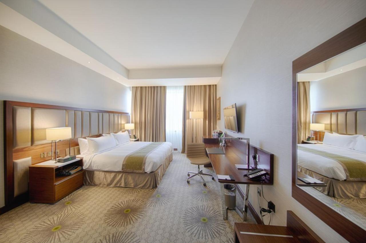 Holiday Suites Al Aziziah Mekka Kültér fotó A room at the hotel