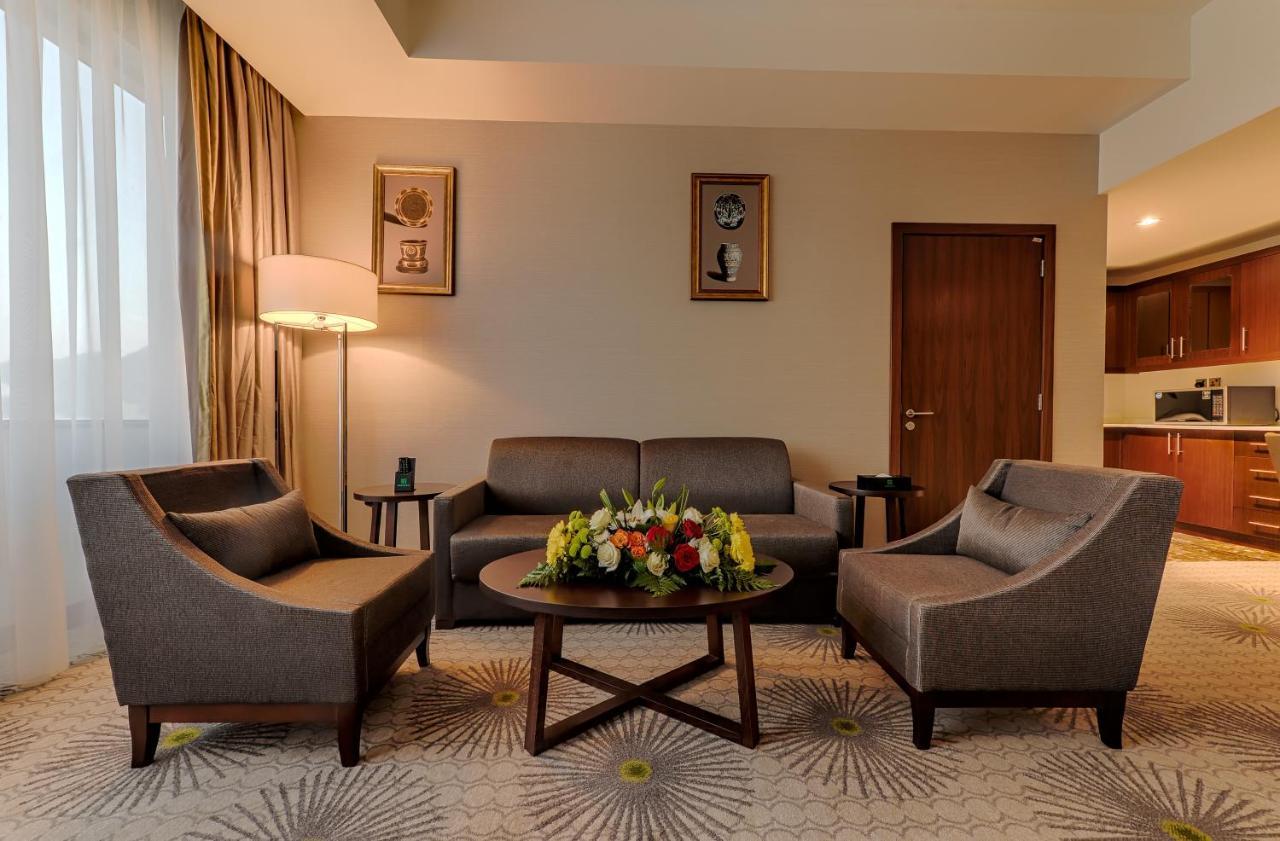 Holiday Suites Al Aziziah Mekka Kültér fotó A living room in a hotel