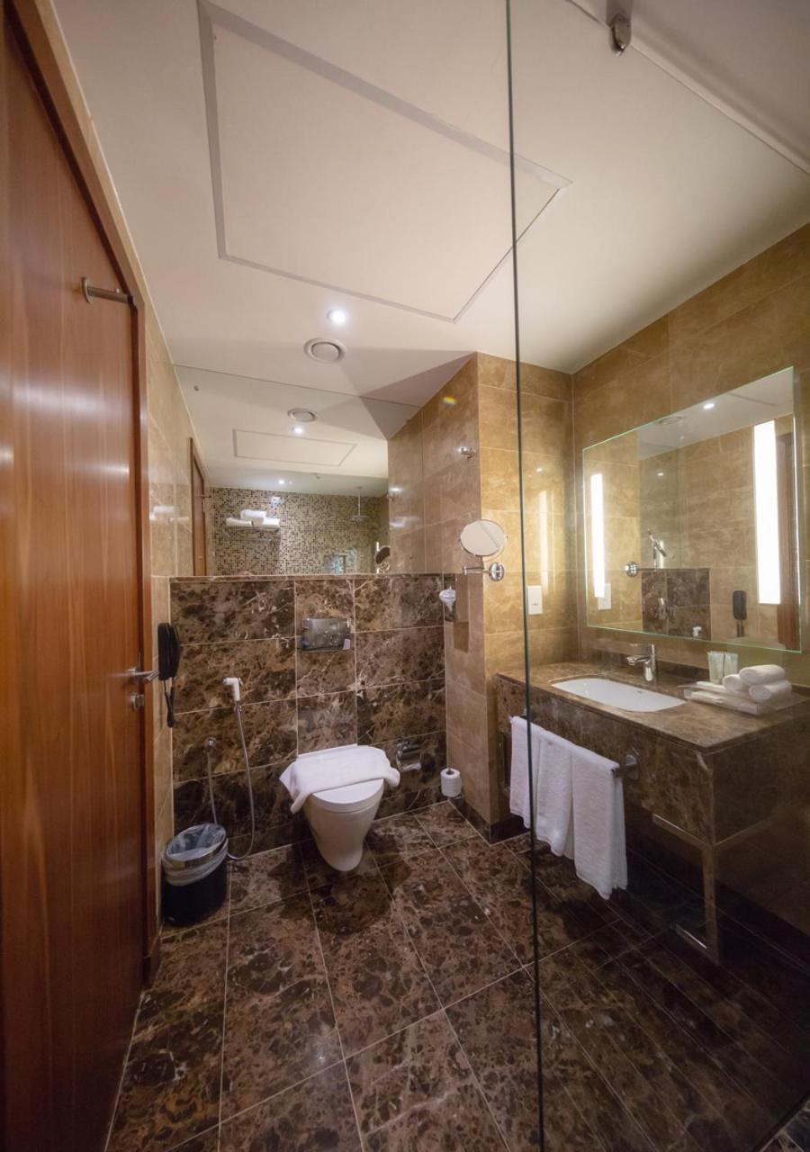 Holiday Suites Al Aziziah Mekka Kültér fotó A bathroom at the hotel