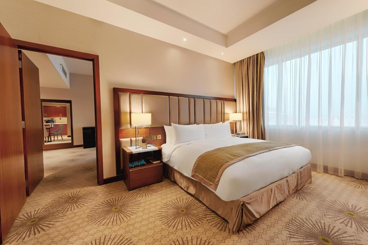 Holiday Suites Al Aziziah Mekka Kültér fotó A room at the hotel