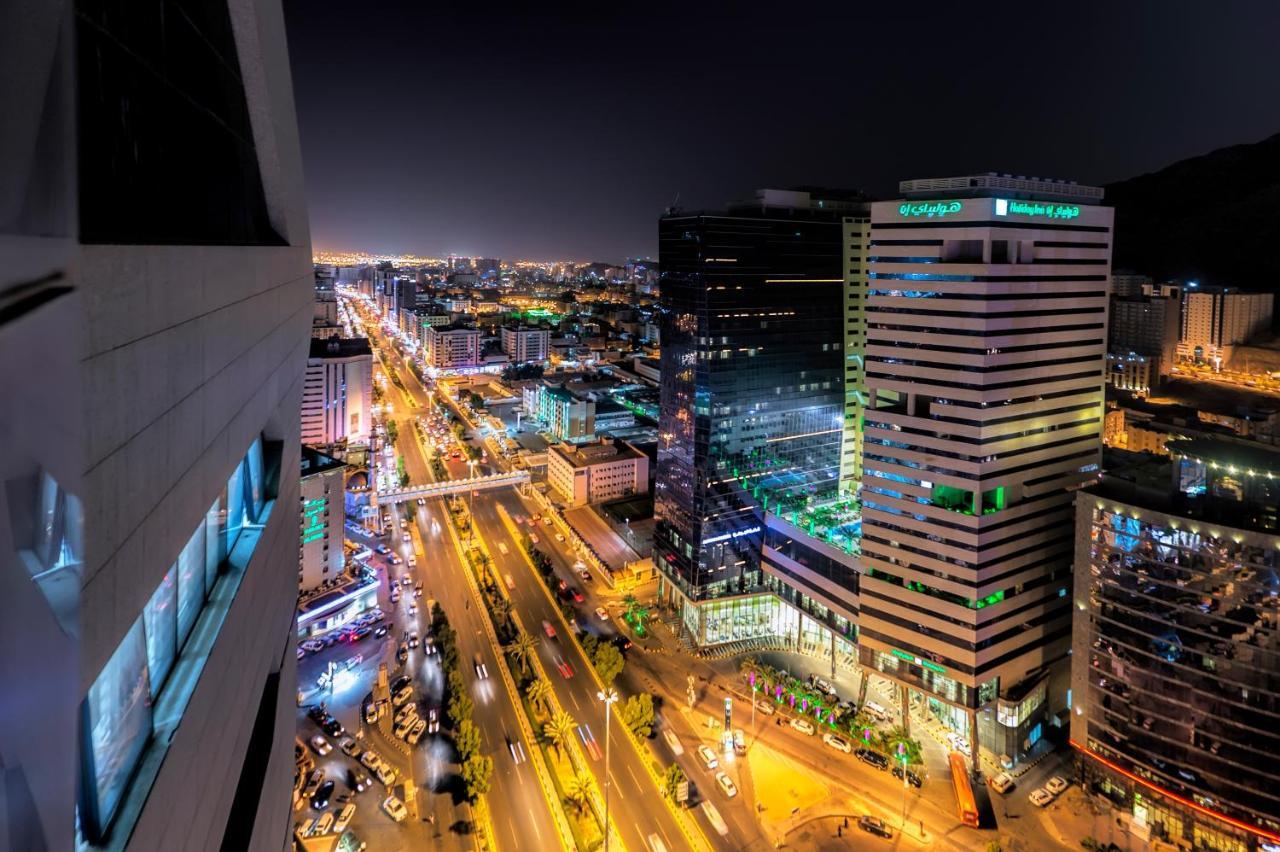 Holiday Suites Al Aziziah Mekka Kültér fotó The city of Karachi at night.