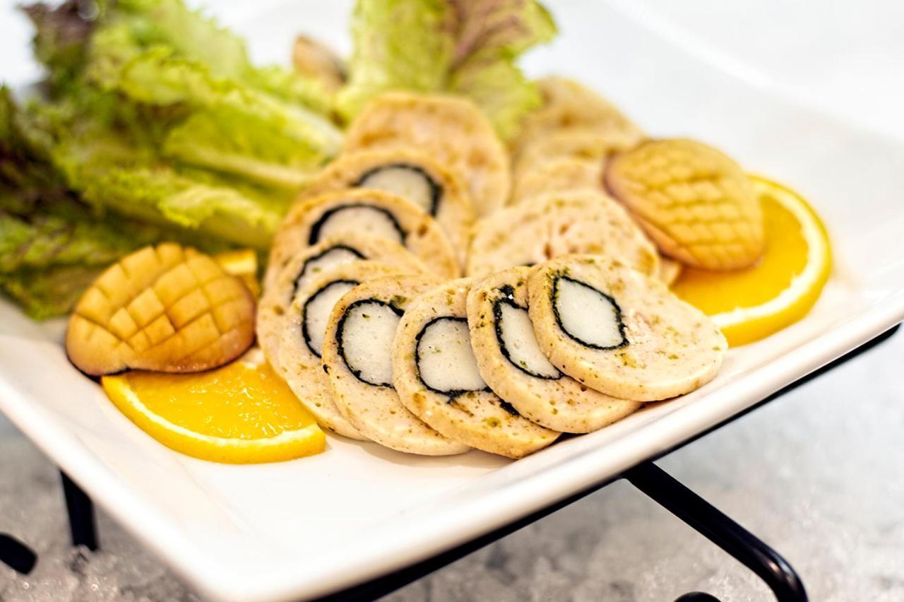 Holiday Suites Al Aziziah Mekka Kültér fotó A plate of baked almond cookies