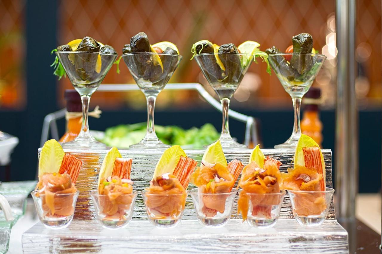 Holiday Suites Al Aziziah Mekka Kültér fotó Apéritif at a buffet