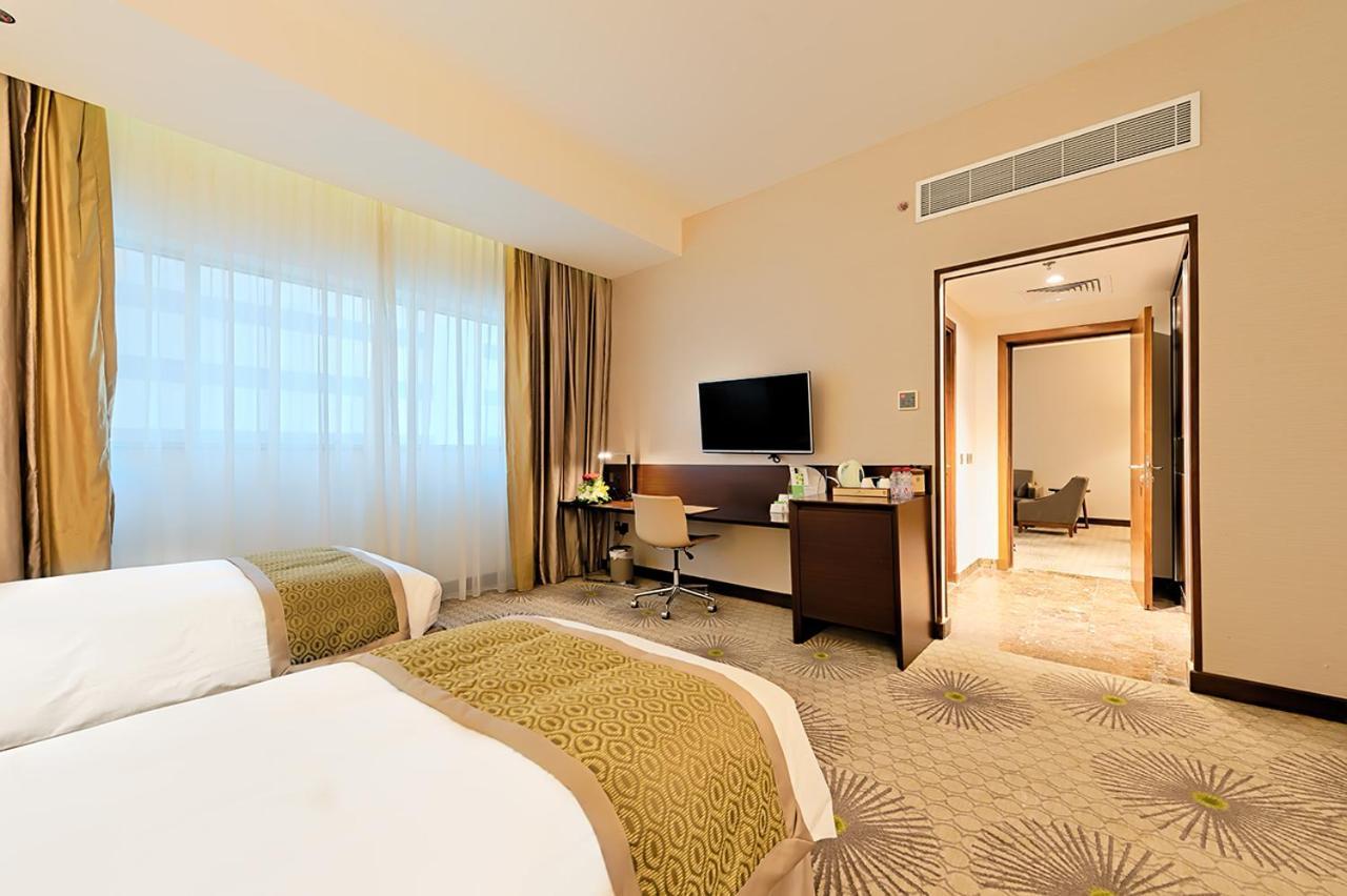 Holiday Suites Al Aziziah Mekka Kültér fotó A room at the hotel