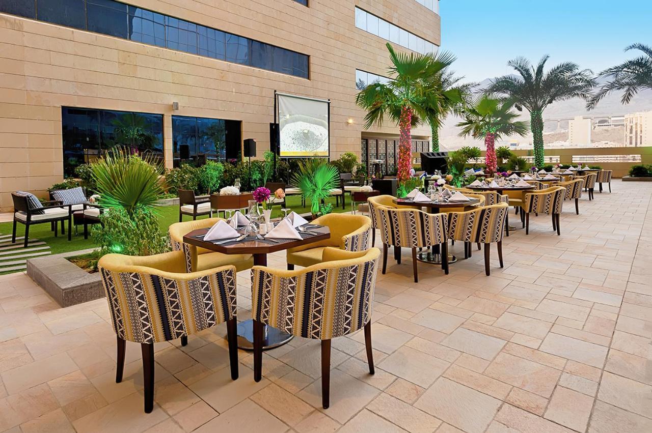 Holiday Suites Al Aziziah Mekka Kültér fotó The hotel's rooftop garden