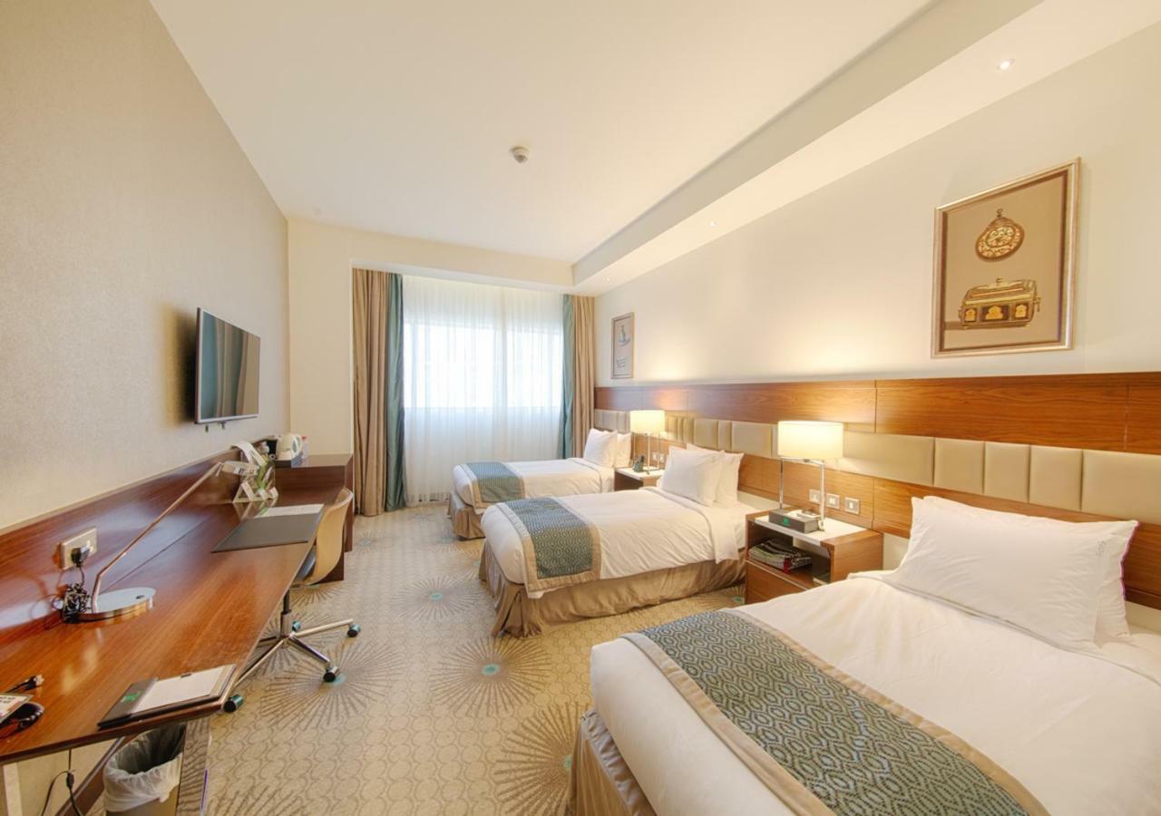 Holiday Suites Al Aziziah Mekka Kültér fotó A room at the hotel